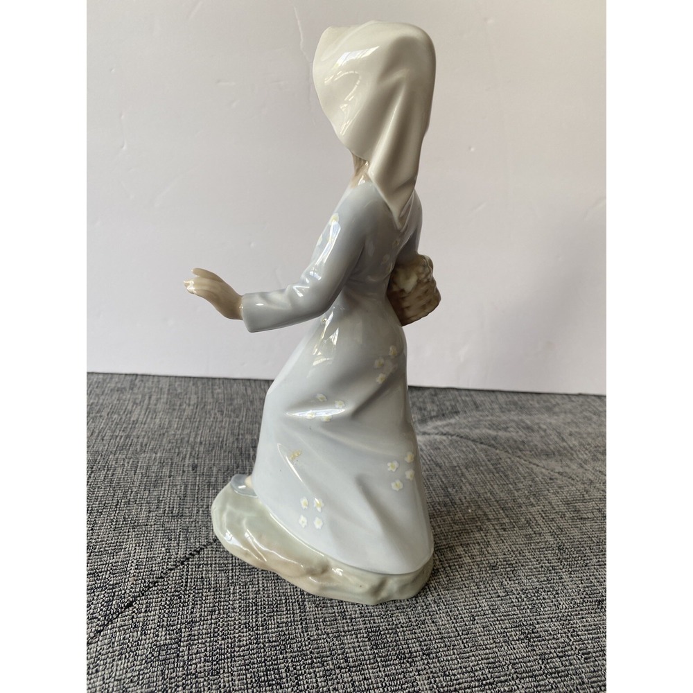 Lladro Zaphir Retired/Rare From The Vineyard Girl w/Basket of Grapes 9" Spain - Picture 2 of 8